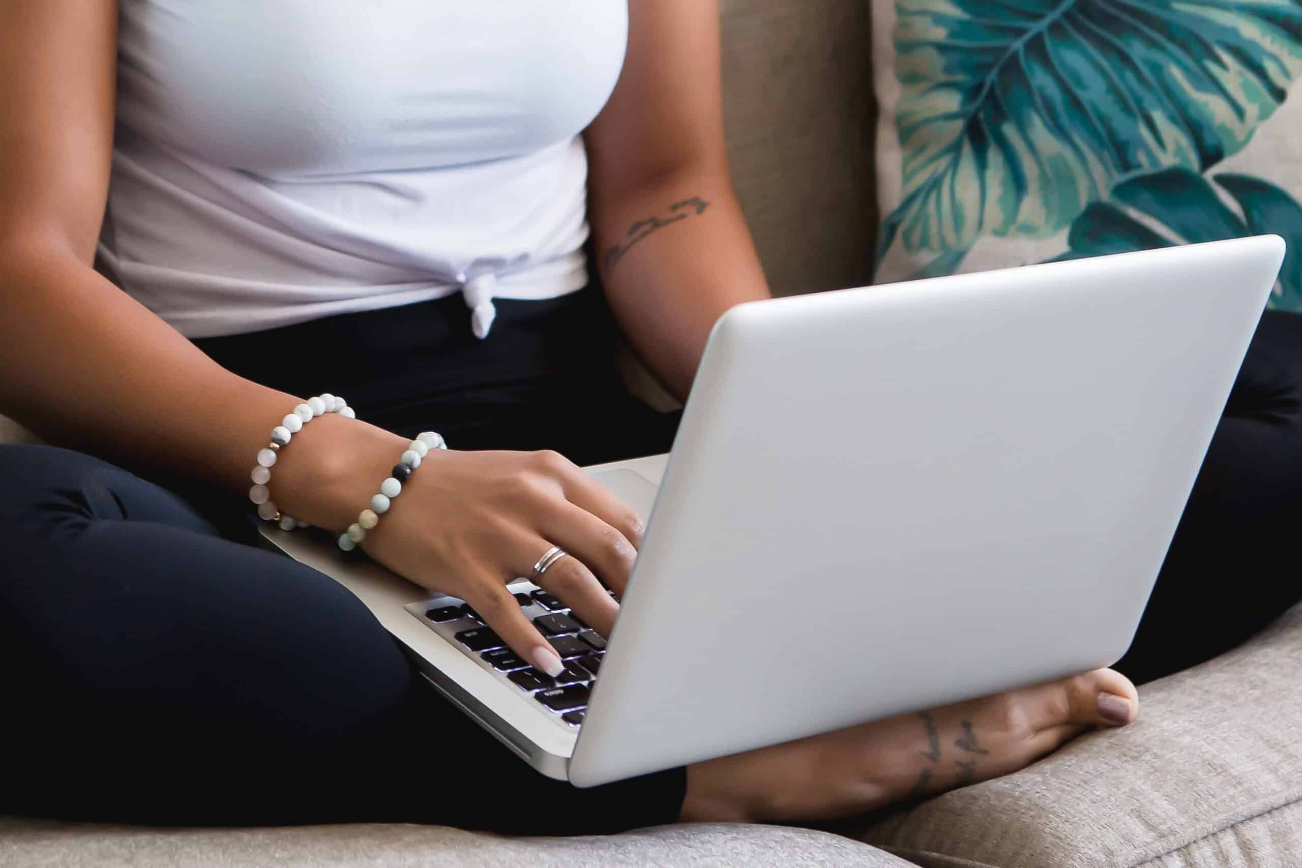 В интернете можно увидеть. Девушка с ноутбуком. Девушка за ноутбуком. Красивая девушка с ноутбуком. Красивый ноутбук.
